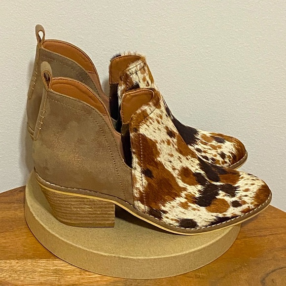 ❤️🎉HOST PICK!! LAST ONE!! Leather Cowhide Boots Cow Print Size 9 - Picture 2 of 2